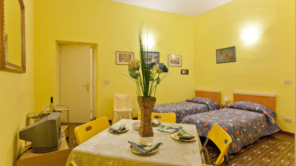 ローマにあるRental in Rome Sardegna Apartmentの花瓶付きのテーブルが備わる部屋
