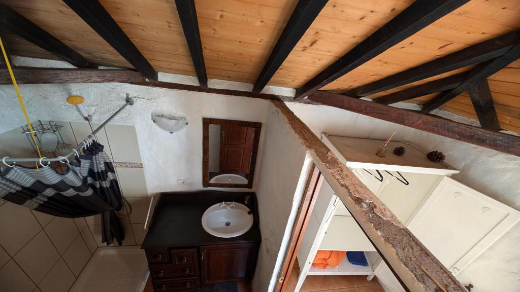 z widokiem na łazienkę z drewnianymi sufitami w obiekcie Country private studio w mieście El Amparo