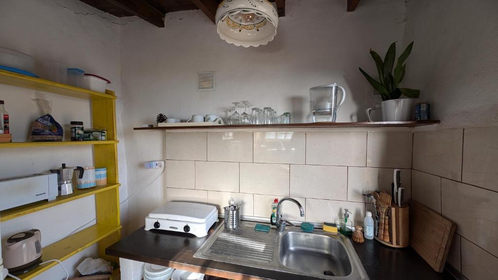 kuchnia ze zlewem i blatem w obiekcie Country private studio w mieście El Amparo