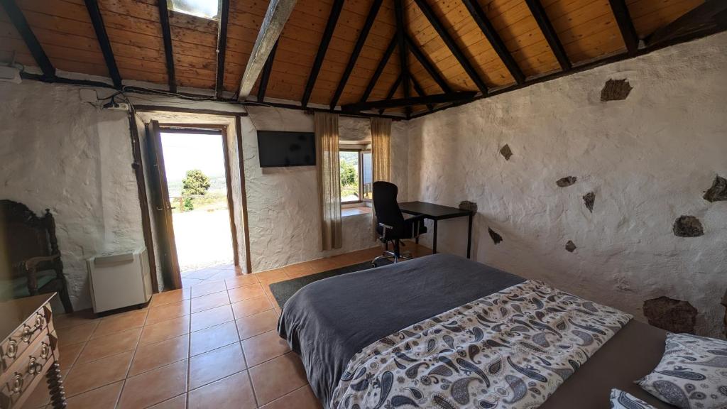 sypialnia z łóżkiem i biurkiem w obiekcie Country private studio w mieście El Amparo