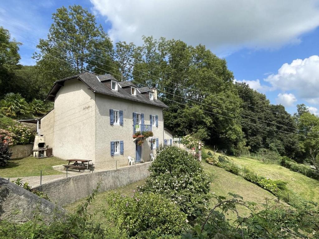 a small house in the middle of a field at Lapuyade in Sainte-Colome