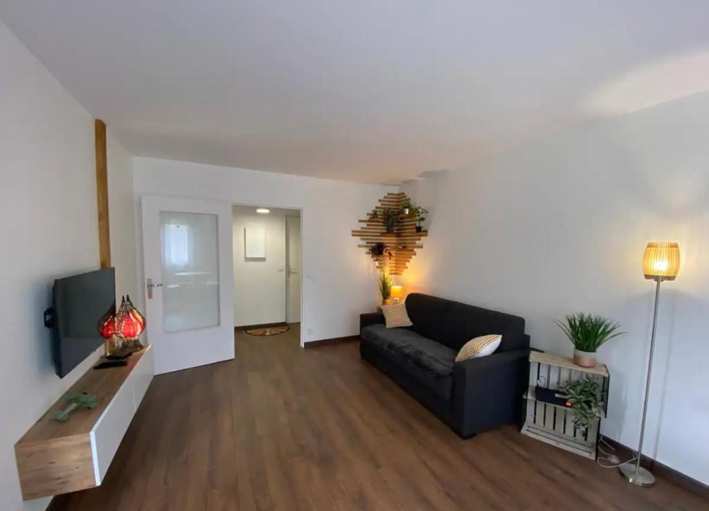 un salon avec un canapé et une table dans l'établissement Studio cosy entre Disney et Paris, à Torcy