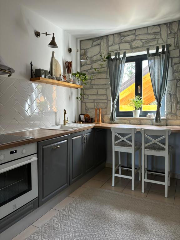 Kuchyň nebo kuchyňský kout v ubytování Chalet Mint