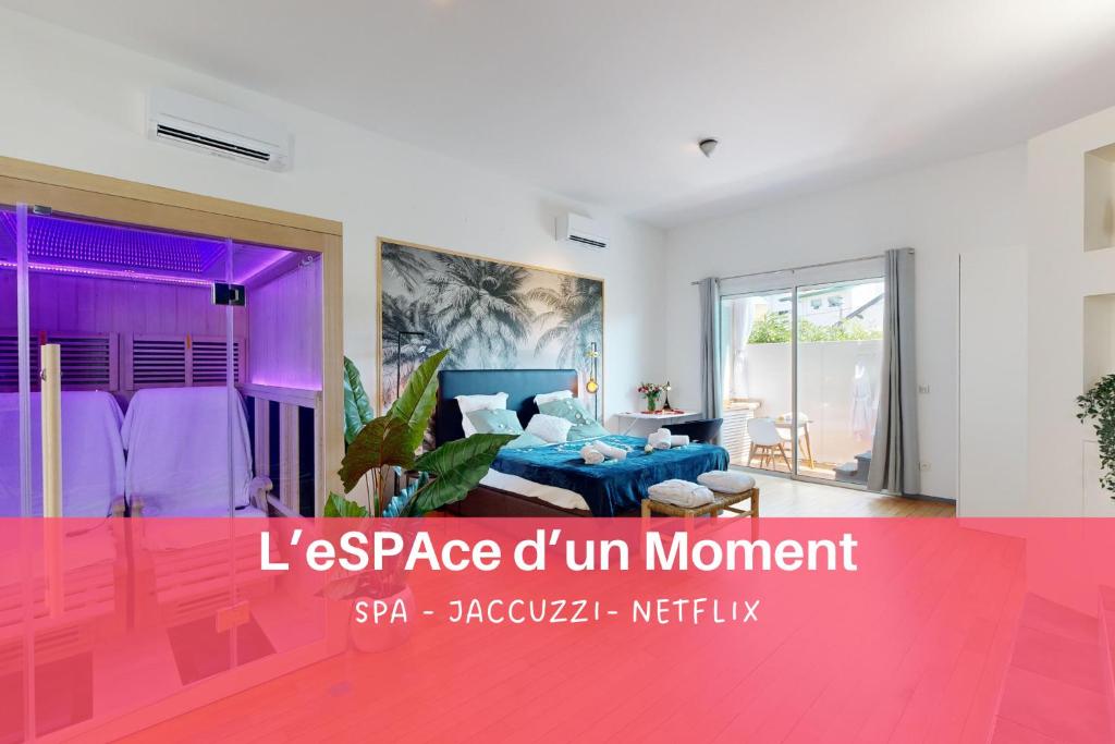 un salon avec un canapé bleu et une chambre avec un lit dans l'établissement expat renting - L'eSPAce d'un Moment - Love room, à Toulouse