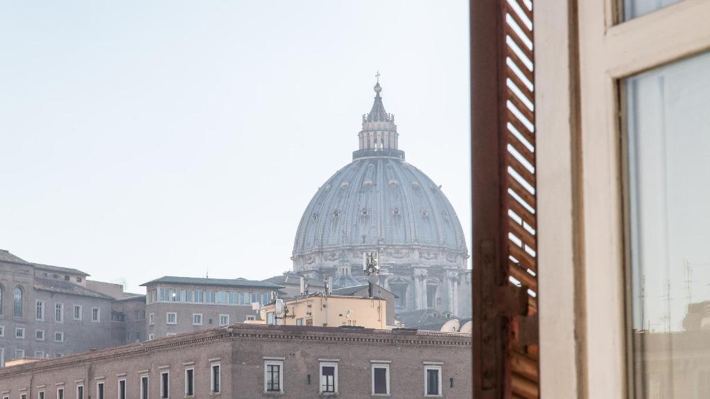 een uitzicht op een gebouw met een koepel erop bij Rental in Rome Risorgimento view Aparment in Rome