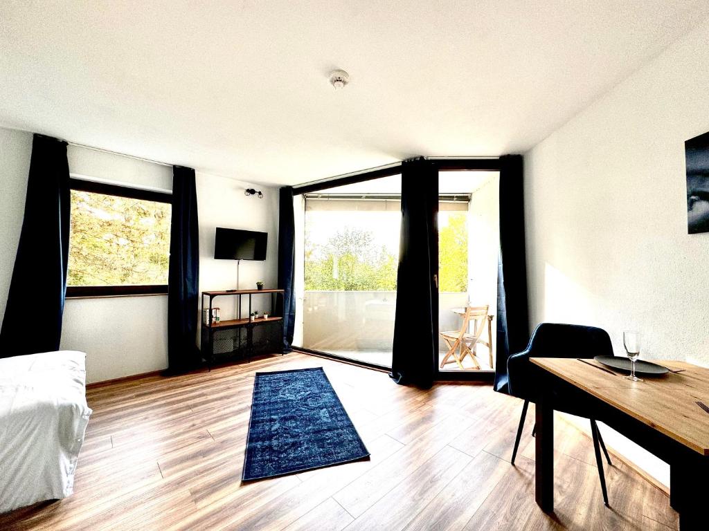 a room with a bed and a desk and a window at Chices Service Apartment nahe Homburger Uni Klinik und Technologiepark mit Loggia und kostenlosem Parkplatz in Homburg