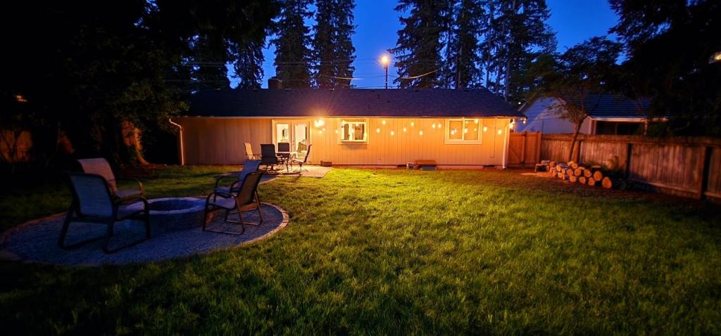 Zahrada ubytování Pet-friendly 3B1B Bothell home with huge yard