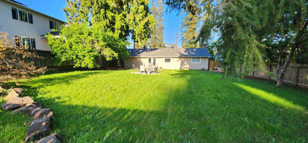 Zahrada ubytování Pet-friendly 3B1B Bothell home with huge yard