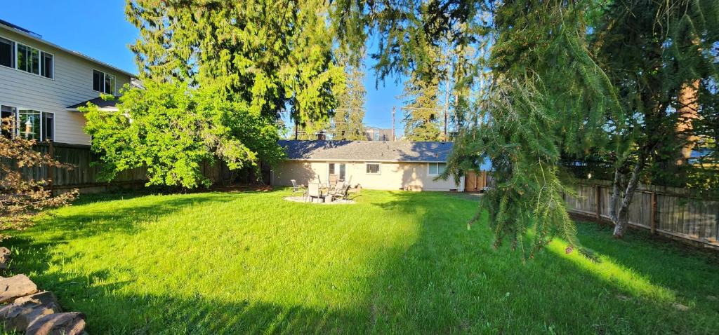 Zahrada ubytování Pet-friendly 3B1B Bothell home with huge yard