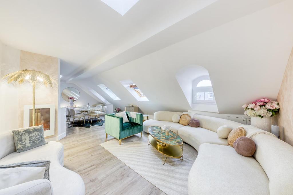 - un salon avec des canapés blancs et une salle à manger dans l'établissement Escapade Luxe à Deux Pas des Champs-Élysées, à Paris