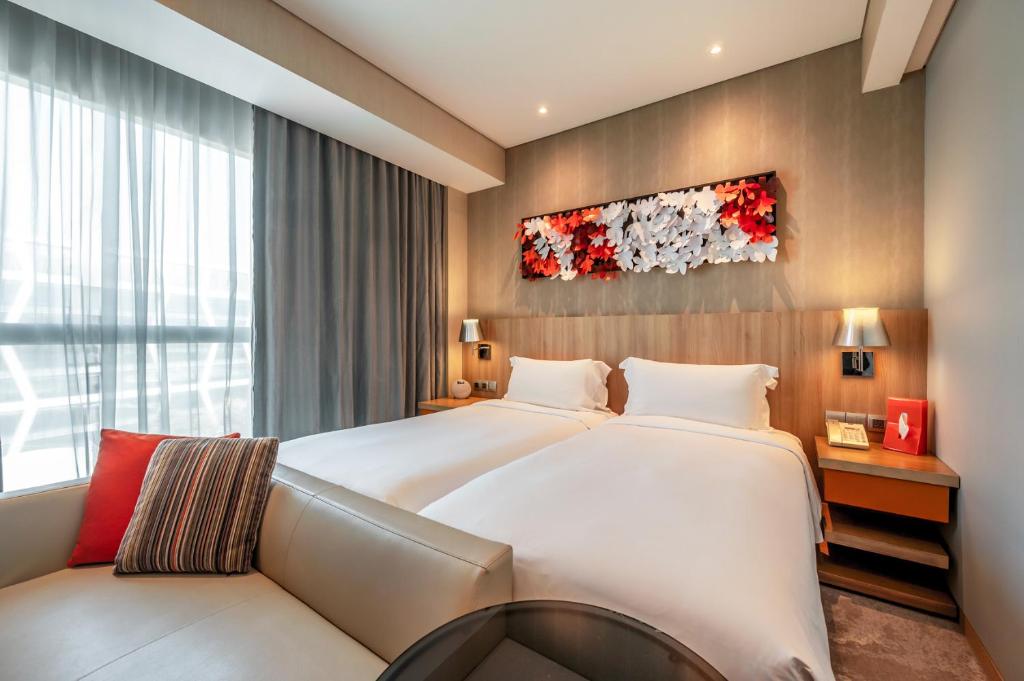 Giường trong phòng chung tại Dorsett Changi City Singapore