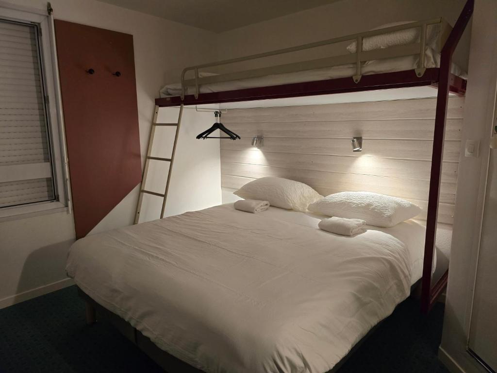 Brit Hotel Essentiel Poitiers Gare du Futuroscope - Family Room (2 Adults + 1 Child Under 12 Years)