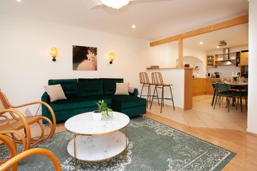 Kuchyňa alebo kuchynka v ubytovaní Emerald Apartment