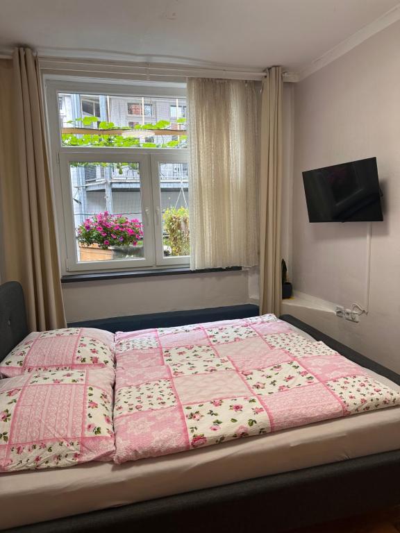 a bed in a bedroom with a window at Wohnung im Herzen der historischen Altstadt in Hannoversch Münden