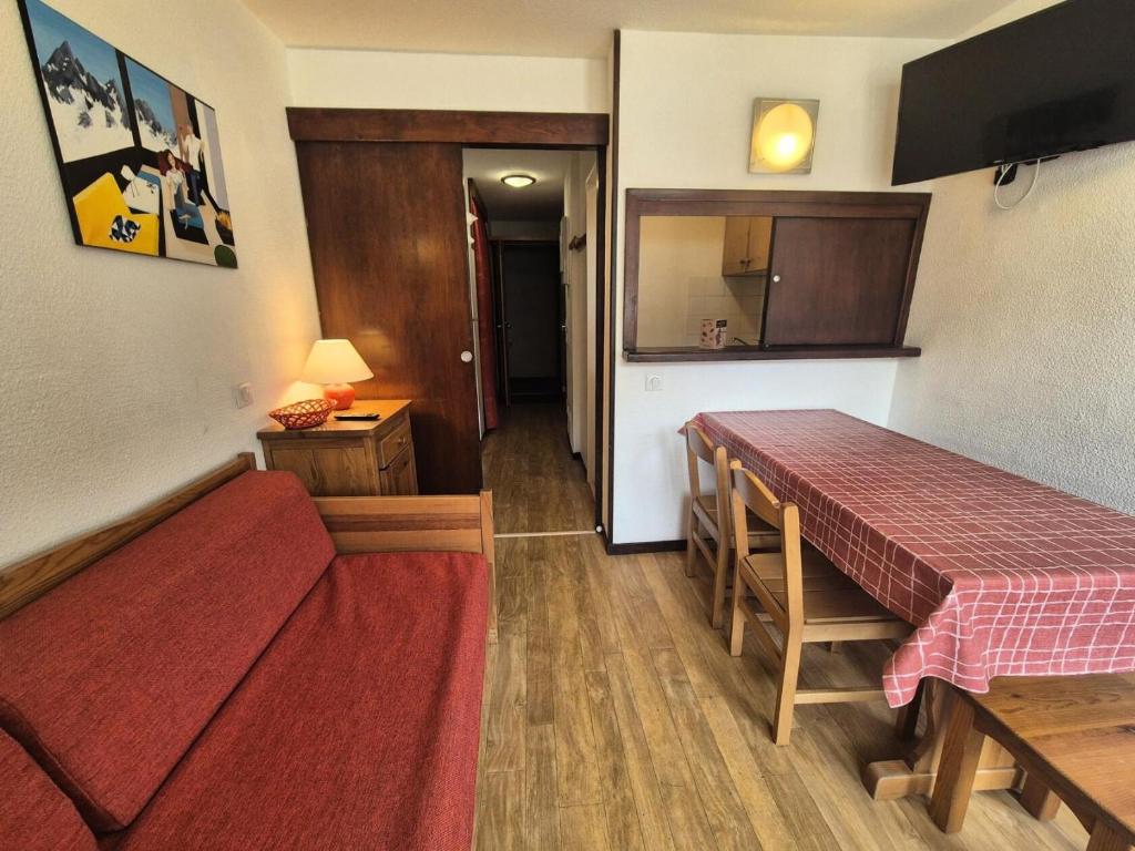 Cette chambre dispose d'une table, d'un canapé et d'une cuisine. dans l'établissement Résidence Hameau Du Borsat 1& 2 - Appartement résidence Hameau du Borsat MAE-7524, à Tignes