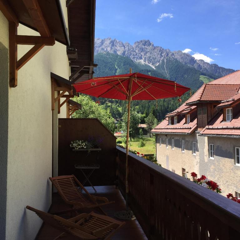 Nespecifikovaný výhled na hory nebo výhled na hory při pohledu z hotelu