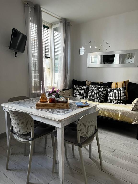 a living room with a table and a couch at Intellihost - Casa Giulietta Lonato del Garda in Lonato
