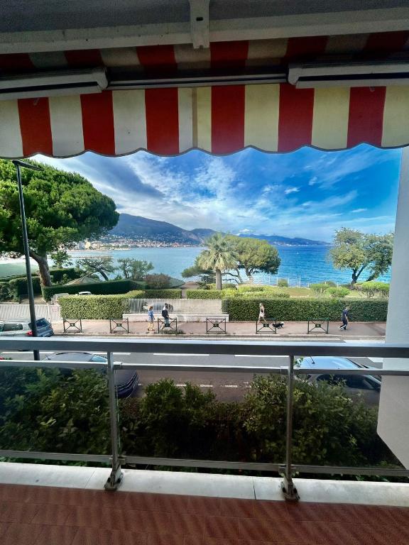 - une vue sur l'eau depuis une fenêtre dans l'établissement Terrazza Bellavista con 2 camere, à Roquebrune-Cap-Martin