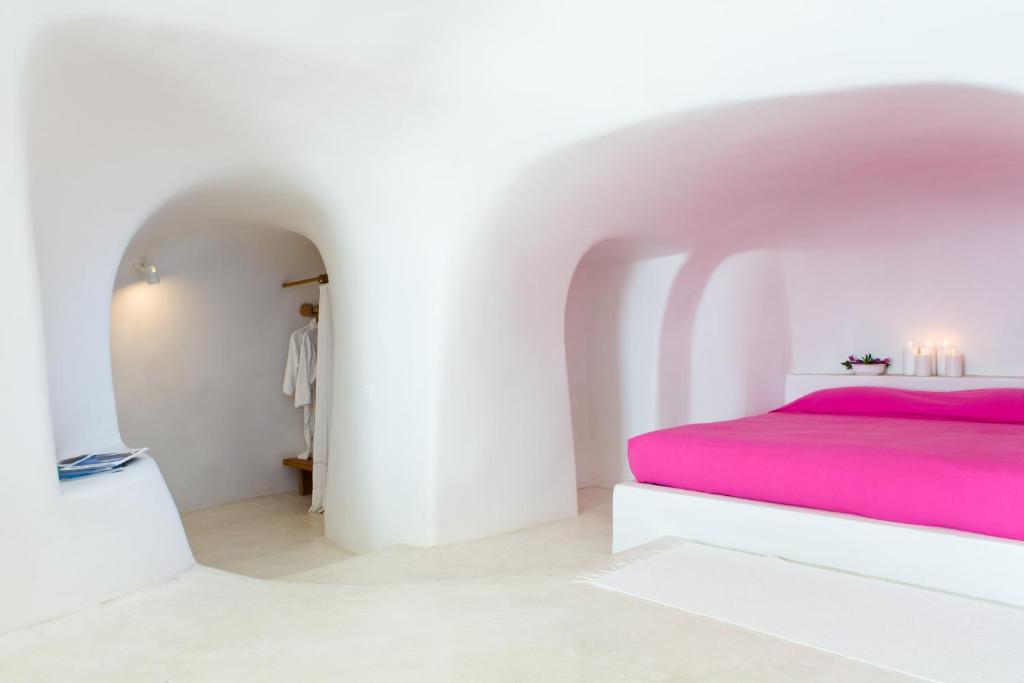 Rúm í herbergi á Perivolas Hotel