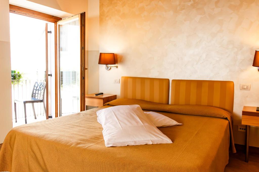 Postel nebo postele na pokoji v ubytování Hotel Dependance Silvestro