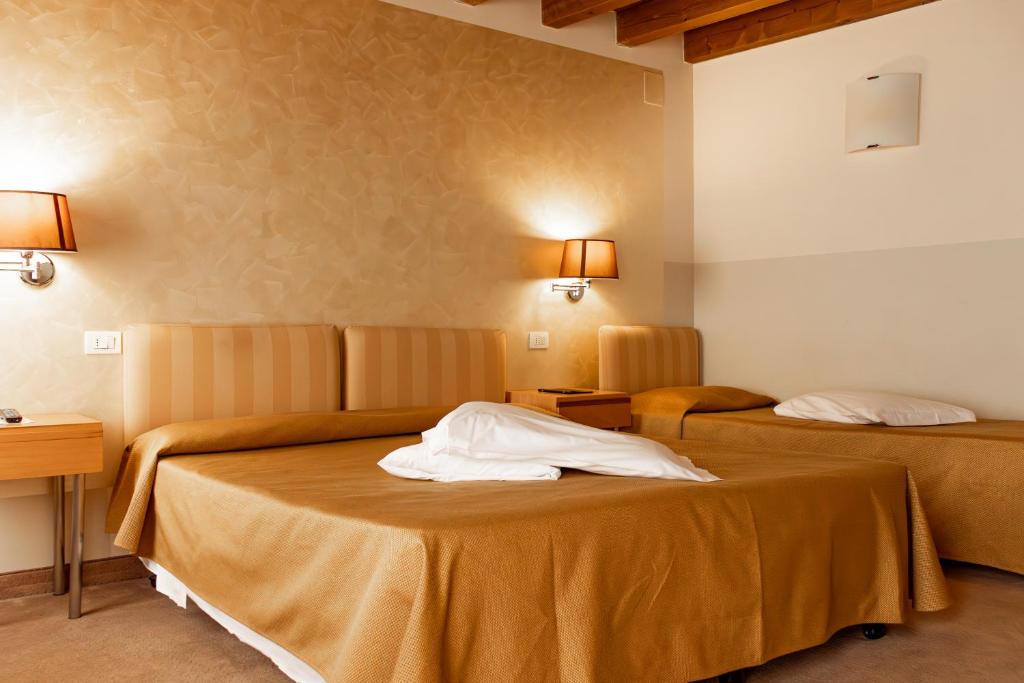 Postel nebo postele na pokoji v ubytování Hotel Dependance Silvestro