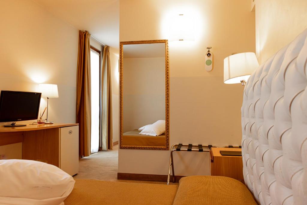 Postel nebo postele na pokoji v ubytování Hotel Dependance Silvestro