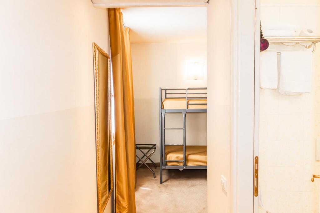 Postel nebo postele na pokoji v ubytování Hotel Dependance Silvestro