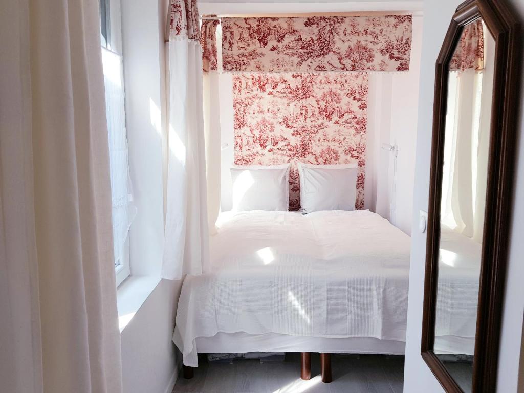 une chambre avec un lit blanc et une fenêtre dans l'établissement VILLA-AUDEMER 