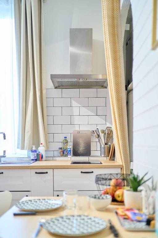 - une cuisine avec une table et un ordinateur portable dans l'établissement La Suite des Carmes - Studio cosy, à Nantes