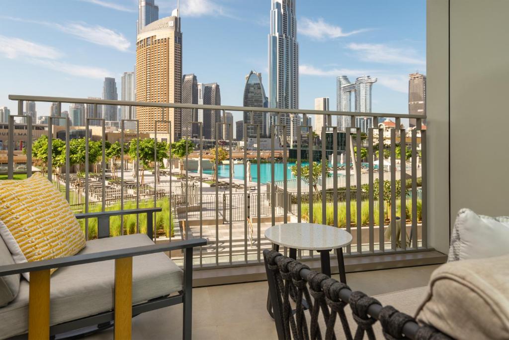 Bazén v ubytování Prime Retreats @ Downtown Views by Emaar nebo v jeho okolí