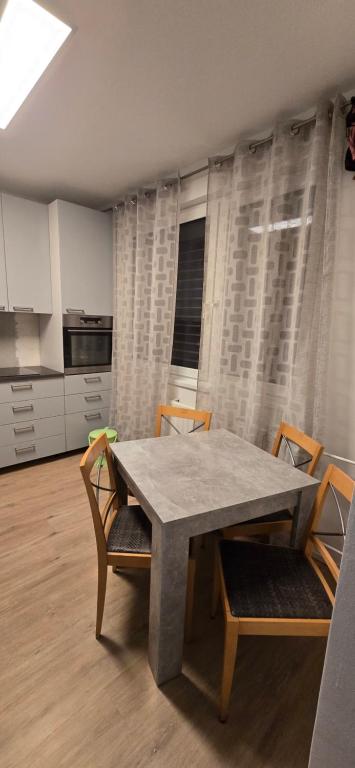 Kuchyň nebo kuchyňský kout v ubytování Saska apartment