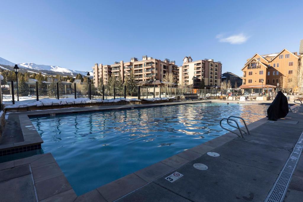 Bazén v ubytování NEW! Marriott Slope View Ski & Summer Luxury Studio Sleeps 4 Full kitchen, Amenities & Paid Parking nebo v jeho okolí