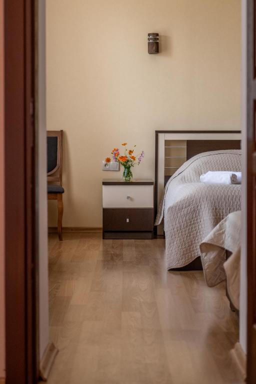 Postel nebo postele na pokoji v ubytování Alvani Inn