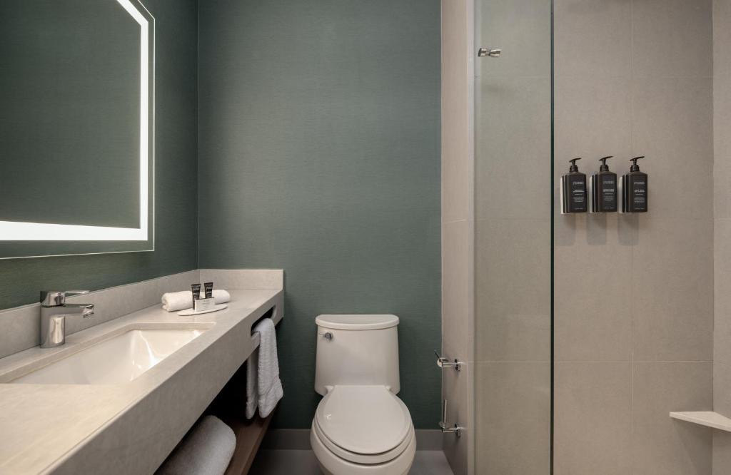 Baðherbergi á Fairfield by Marriott Lima Miraflores