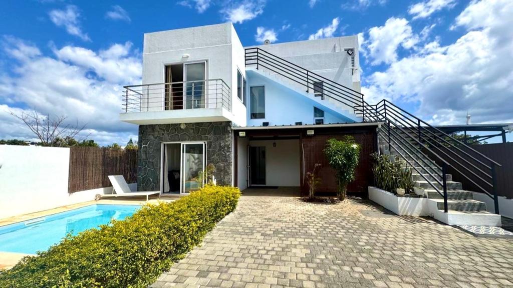 una villa con piscina y una casa en Villa Les Colombes proche mer, en Albion