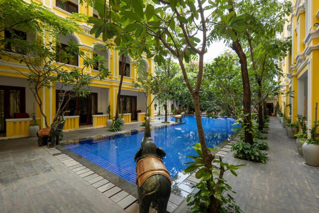 Bazén v ubytování La Residence WatBo Hotel nebo v jeho okolí