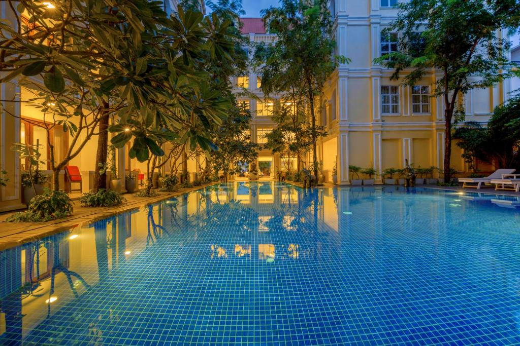 Bazén v ubytování La Residence WatBo Hotel nebo v jeho okolí