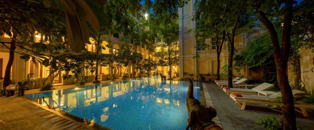 Bazén v ubytování La Residence WatBo Hotel nebo v jeho okolí
