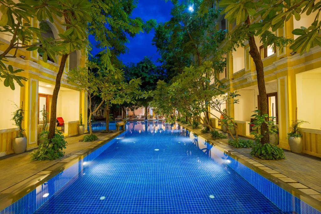 Bazén v ubytování La Residence WatBo Hotel nebo v jeho okolí