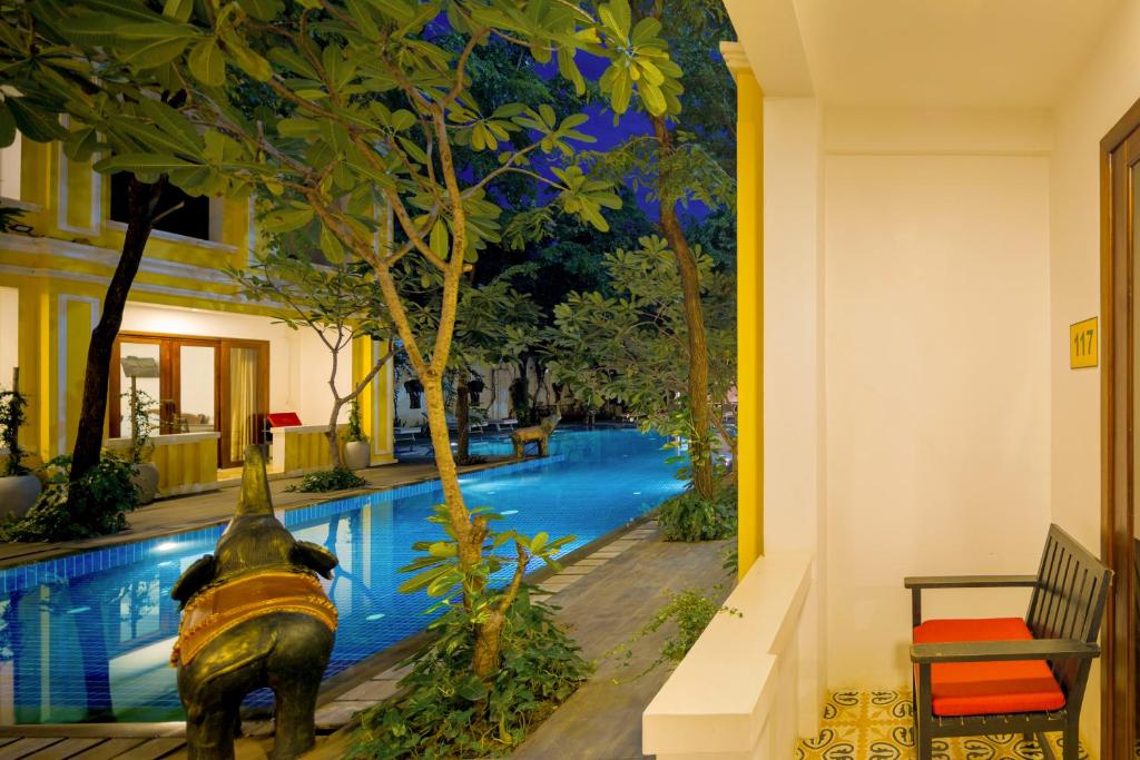 Bazén v ubytování La Residence WatBo Hotel nebo v jeho okolí