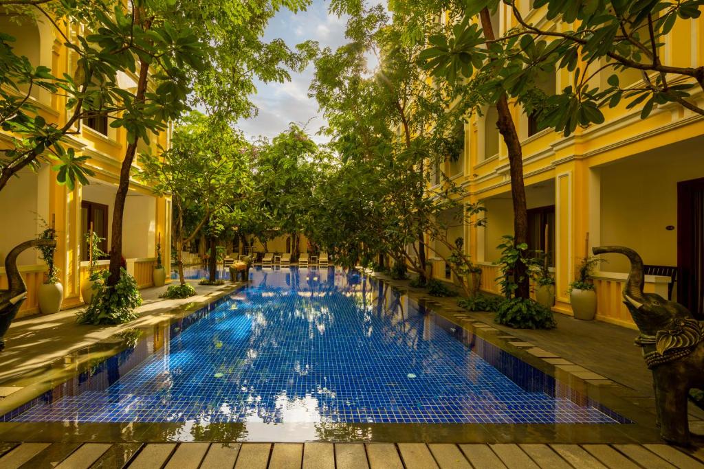Bazén v ubytování La Residence WatBo Hotel nebo v jeho okolí