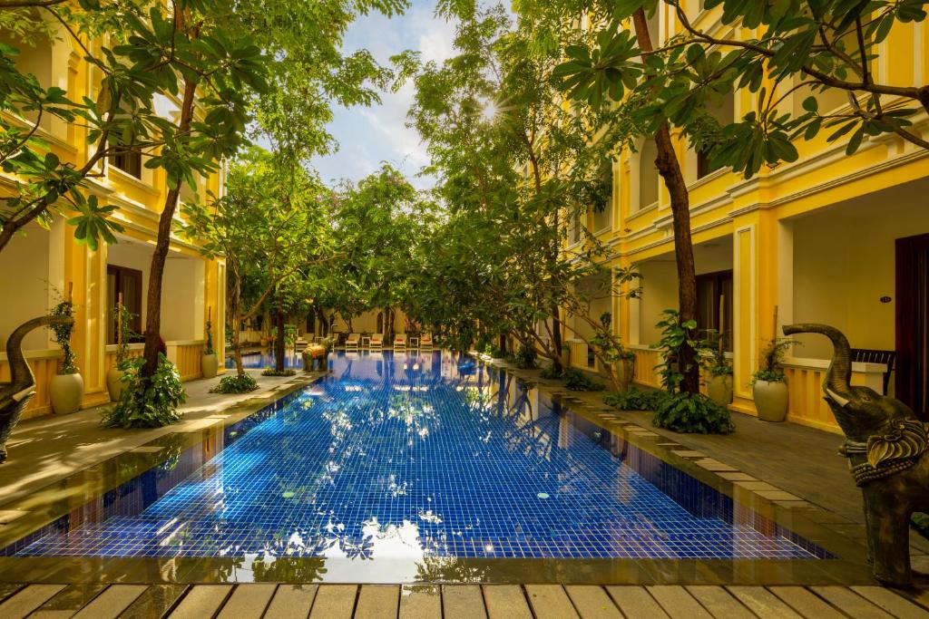 Bazén v ubytování La Residence WatBo Hotel nebo v jeho okolí