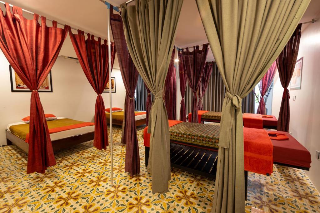 Postel nebo postele na pokoji v ubytování La Residence WatBo Hotel