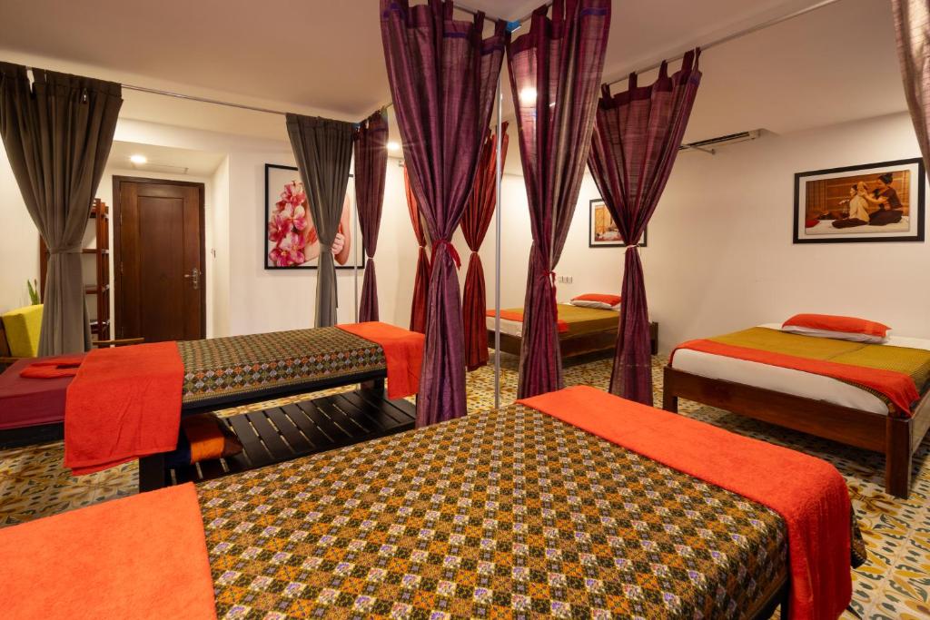 Postel nebo postele na pokoji v ubytování La Residence WatBo Hotel