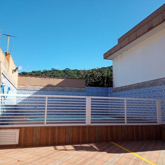 a building with a fence on the side of it at Apartamento completo com wi-fi e piscina in Ubatuba