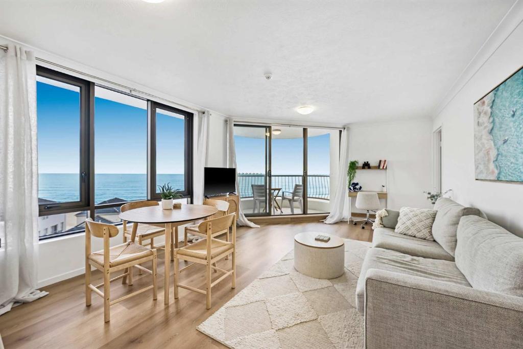 una sala de estar con un sofá y una mesa en Pearl By Khove, en Gold Coast