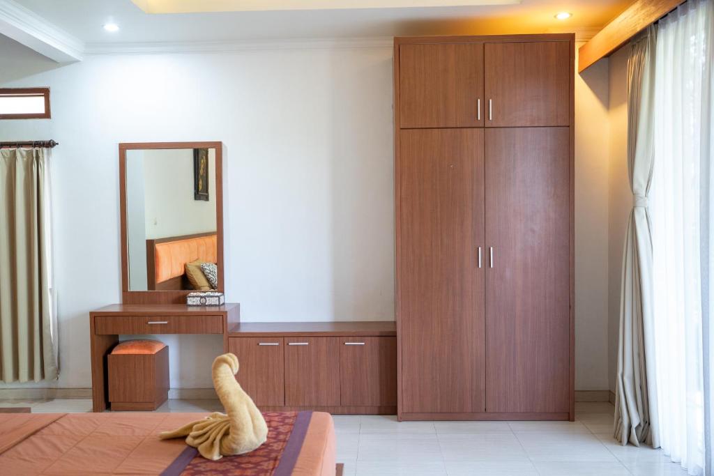 Postel nebo postele na pokoji v ubytování Adipana Bungalow-Balinese Room