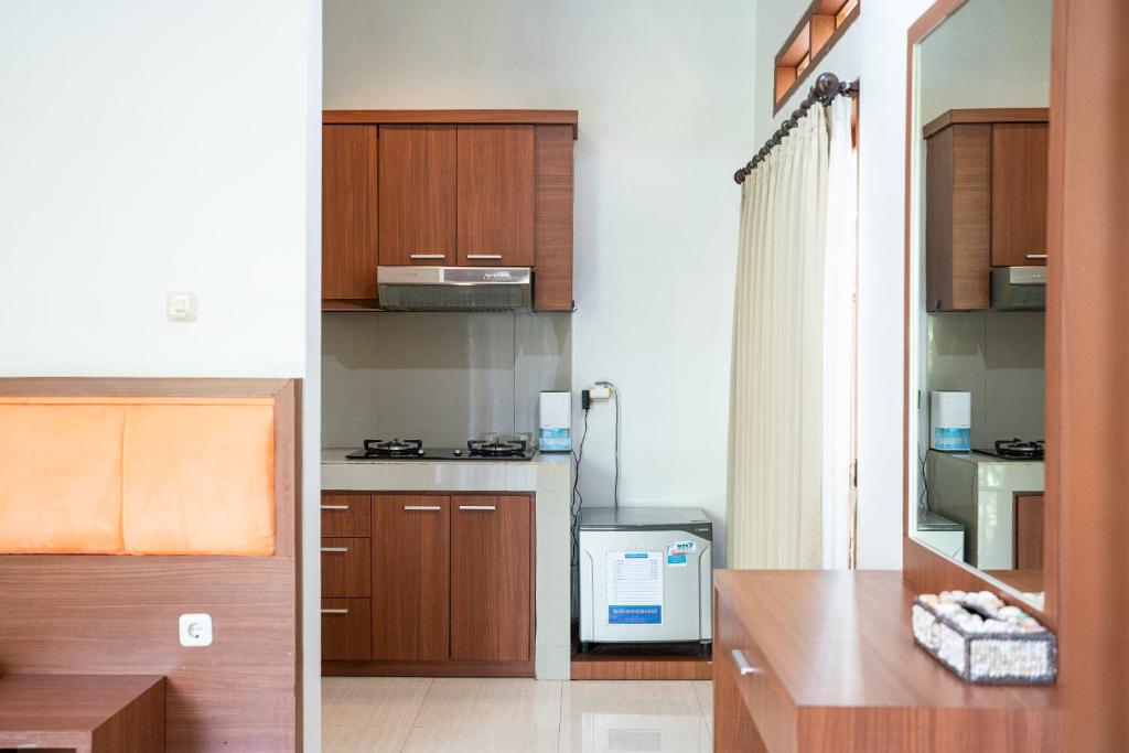 Kuchyň nebo kuchyňský kout v ubytování Adipana Bungalow-Balinese Room