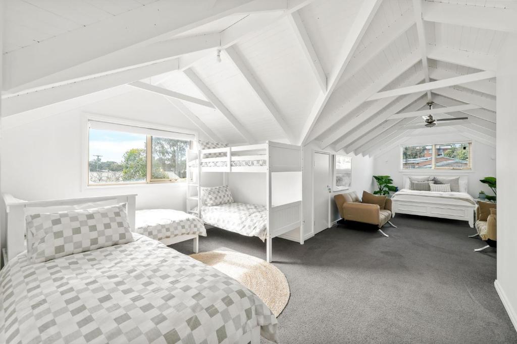 Ліжко або ліжка в номері Sunset Cove Hideaway