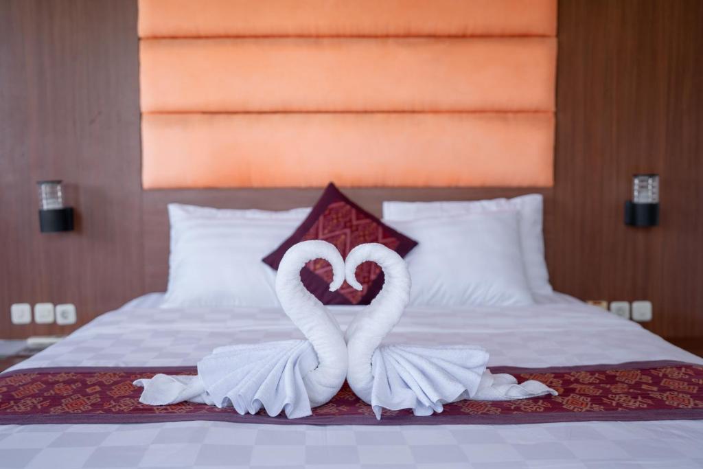 Postel nebo postele na pokoji v ubytování Adipana Bungalow-Balinese Room